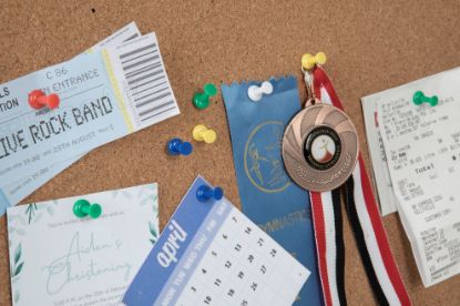 Picture of ESSELTE COLOURED PUSH PINS 200PK