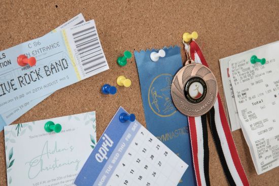 Picture of ESSELTE COLOURED PUSH PINS 200PK